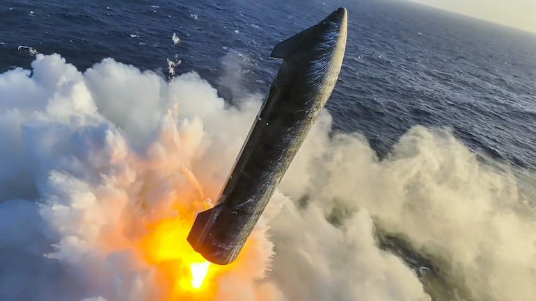 Fotografía tomada de la cuenta oficial en X @SpaceX de la compañía espacial SpaceX que publicó este martes varias imágenes del decimotercer vuelo de prueba de la nave Starship, que amerizó con éxito la semana pasada en el océano Índico, días después de que el lanzamiento se suspendiera por un fallo durante el encendido de los motores y por el mal tiempo.