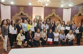 Representantes de la ANDE recibieron un certificado de reconocimiento por sus acciones en favor de la equidad de género.