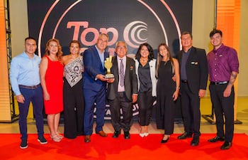 Directivos y colaboradores de Arcoiris recibieron el premio Top Seller por el Mate Cocido Don Fernando.