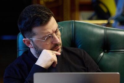 Esta fotografía, distribuida por el Servicio de Prensa de la Presidencia de Ucrania el 21 de noviembre de 2025, muestra al presidente de Ucrania, Volodímir Zelenski, escuchando una llamada telefónica con el presidente francés, el primer ministro británico y la canciller alemana, desde su despacho en Kiev. 