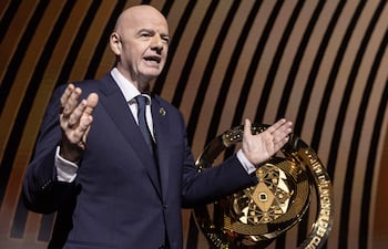 Miami (United States), 05/12/2024.- FIFA President Gianni Infantino presents the trophy during the FIFA Club World Cup 2025 Draw ceremony in Miami, USA, 05 December 2024. FIFA's new club competition will be played for the first time from 15 June to 13?July 2025 in 12 stadiums across the USA. (Mundial de Fútbol) EFE/EPA/CRISTOBAL HERRERA-ULASHKEVICH