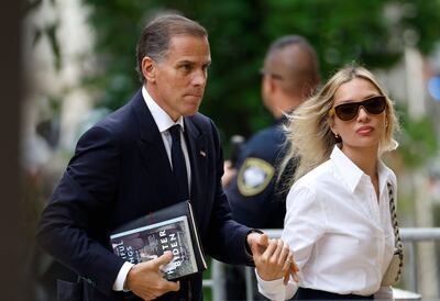 El abogado Hunter Biden, hijo del presidente de EE.UU., Joe Biden, llega con su esposa, Melissa Cohen Biden, al tribunal de Wilmington, Delaware.
