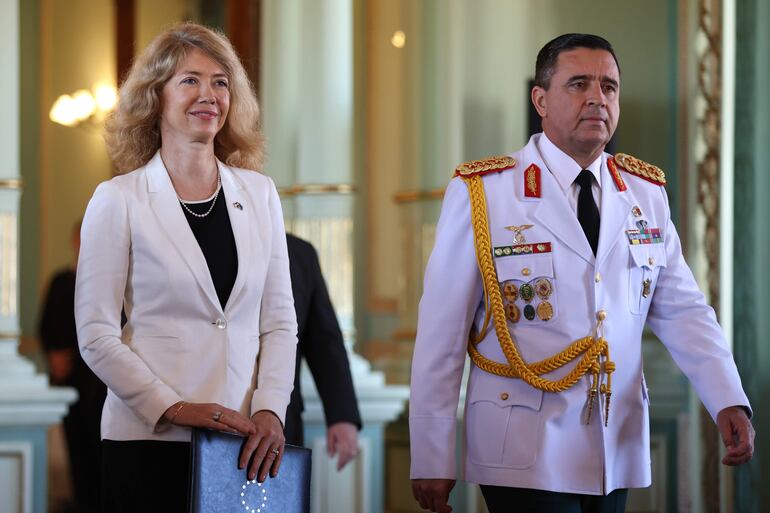 La embajadora de la Unión Europea en Paraguay, Katja Afheldt (i), participa en la ceremonia de presentación de las cartas credenciales este miércoles, en Asunción (Paraguay).