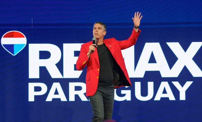 El doctor Gabriel Villareal habló sobre estrategias de negocio durante la convención de REMAX Paraguay.