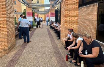 Funcionarios del Palacio de Justicia de Paraguarí se manifestaron para exigir la climatización del edificio.