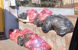 En varios sectores de Ciudad del Este se observa la acumulación de bolsas cargadas de basura.