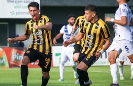 Agustín Manzur (i), futbolista de Guaraní, celebra un gol en el partido frente a Sportivo Ameliano por el fútbol paraguayo en el estadio La Arboleda, en Asunción, Paraguay.