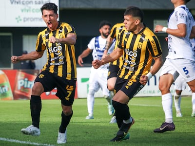 Agustín Manzur (i), futbolista de Guaraní, celebra un gol en el partido frente a Sportivo Ameliano por el fútbol paraguayo en el estadio La Arboleda, en Asunción, Paraguay.