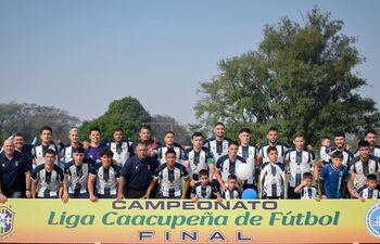 La formación del plantel del Club Teniente Fariña, campeón del torneo 2024 de la Liga Caacupeña de Deportes.