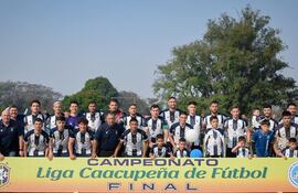 La formación del plantel del Club Teniente Fariña, campeón del torneo 2024 de la Liga Caacupeña de Deportes.