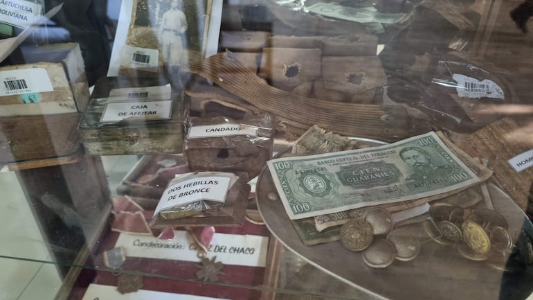 Vitrina con billete de 100 guaraníes y artículos históricos en un museo de San Ignacio, Misiones.