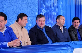 Alcides Riveros (centro) junto a Ricardo Estigarribia (Izq), Antonio Buzarquis y Líder Amarilla.