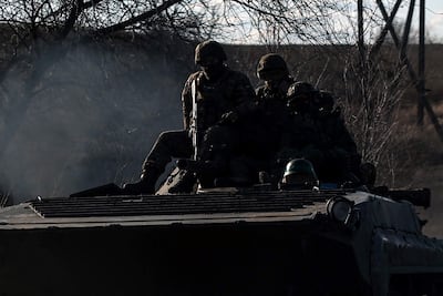 Soldados ucranianos sobre un tanque en las inmediaciones de Bajmut, en marzo de este año.