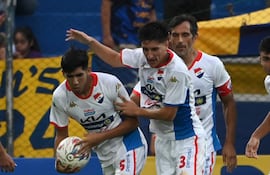 Gastón Benítez (5), con el balón en la mano, celebra el gol que marcó para el empate transitorio de Nacional sobre Luqueño, que al final fue triunfo 2-1.