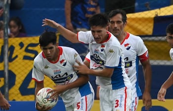 Gastón Benítez (5), con el balón en la mano, celebra el gol que marcó para el empate transitorio de Nacional sobre Luqueño, que al final fue triunfo 2-1.