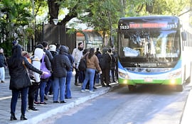 Imagen ilustrativa: pasajeros aguardan algún bus en Asunción.