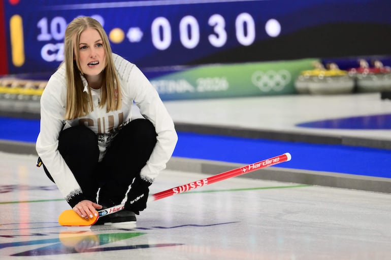 La suiza Briar Schwaller-Huerlimann reacciona durante la ronda preliminar de dobles mixtos de curling entre Estonia y Suiza durante los Juegos Olímpicos de Invierno Milano Cortina 2026 en el Estadio Olímpico de Curling de Cortina d'Ampezzo el 4 de febrero de 2026.