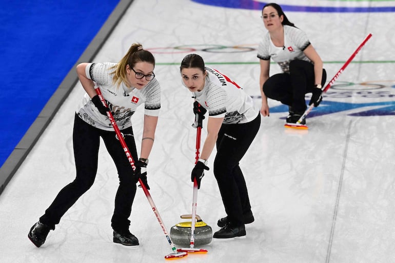 Alina Paetz, Selina Witschonke y Carole Howald, de Suiza, compiten en la semifinal del round robin femenino de curling entre Estados Unidos y Suiza durante los Juegos Olímpicos de Invierno Milano Cortina 2026 Winter Olympics, en el Cortina Curling Olympic Stadium de Cortina d'Ampezzo, el 20 de febrero de 2026.