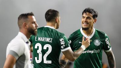 Gustavo Gómez (d) saluda a su compañero Emiliano Martínez al finalizar el encuentro, que el Palmeiras le ganó 1-0 al Sao Paulo.