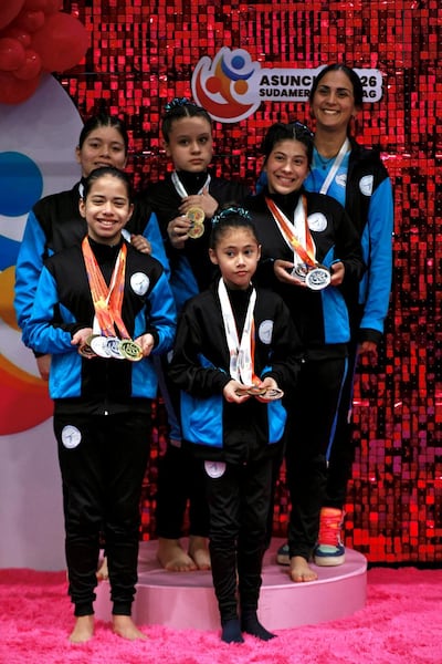 Luanita Mendieta Benítez (bajo a la izquierda), luciendo sus medallas, junto a sus demás compañeras de equipo.