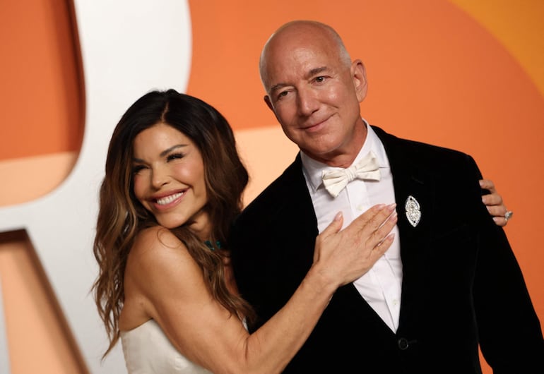 El magnate Jeff Bezos y su pareja Lauren Sánchez.