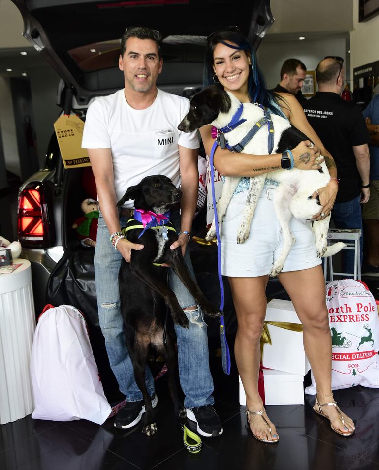 Ángel Ibáñez y la mascota Panceta y Camila Pirelli.