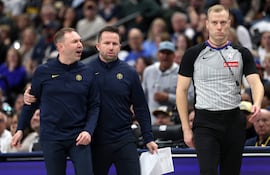David Adelman, técnico de Denver Nuggets, fue multado por "lenguaje inapropiado" hacia los árbitros.
