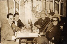 La Boca, Buenos Aires, 1960-65. Carmen (abajo, derecha) y Luis Casabianca (arriba, izquierda) con amigos. Archivo de Luis Casabianca.