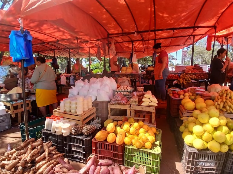 Gran variedad de ofertas en el marco de la feria de productos hortigranjeros  por semana santa en Pedro Juan Caballero.