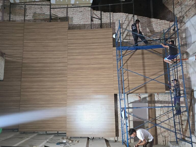 El primer paso de la terminación fue la colocación de paneles termoacústicos en las paredes.