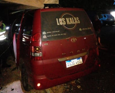 El vehículo guiado por el conductor alcoholizado chocó contra un vehículo y terminó en una vivienda.