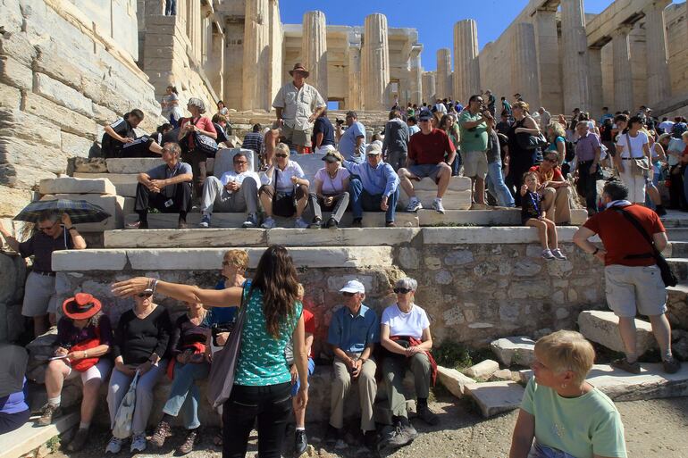 Turistas en la Acrópolis en Atenas, Grecia.