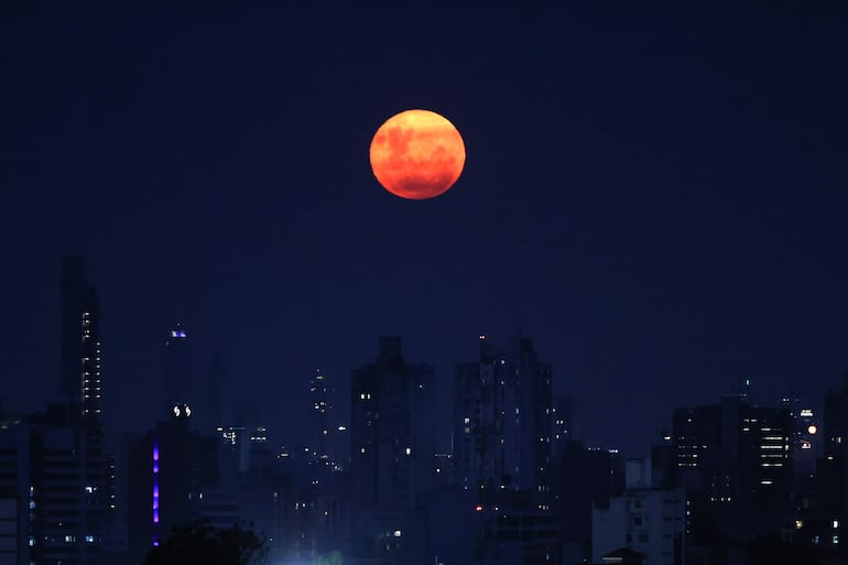 Fotografía que muestra la luna llena este martes, en Asunción (Paraguay). 