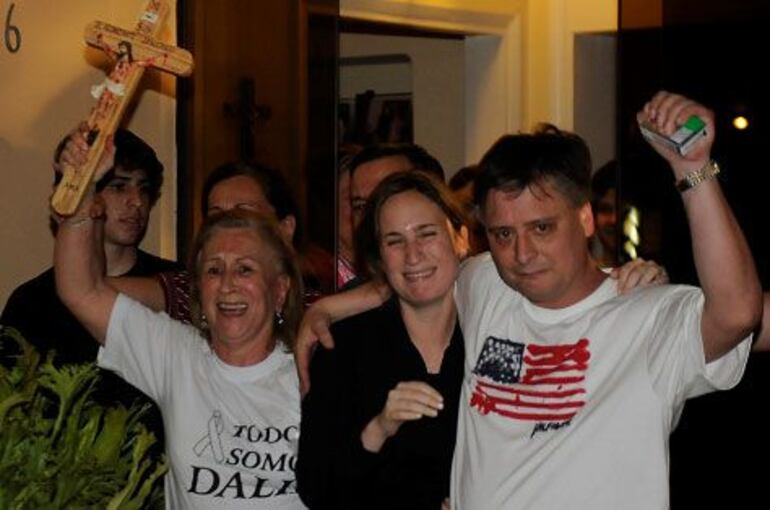 Momento de reencuentro entre Dalia Scappini luego de cinco días de permanecer en cautiverio.