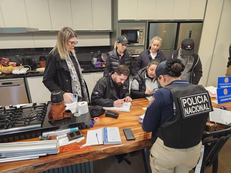 La comitiva fiscal-policial durante el allanamiento en Santa Rita.