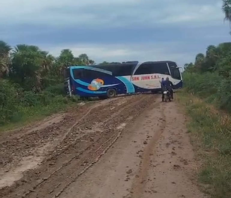 Autobús de San Juan S.R.L. atascado en barro, camino a Fuerte Olimpo