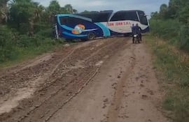 Autobús de San Juan S.R.L. atascado en barro, camino a Fuerte Olimpo