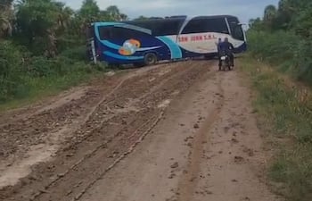 Autobús de San Juan S.R.L. atascado en barro, camino a Fuerte Olimpo