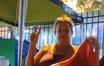 Katia Filártiga se encuentra apostada frente al Palacio de Justicia y para denunciar que un grupo de abogados está tratando de apropiarse de la indemnización que le corresponde en el caso de su hermano asesinado a manos de la dictadura.