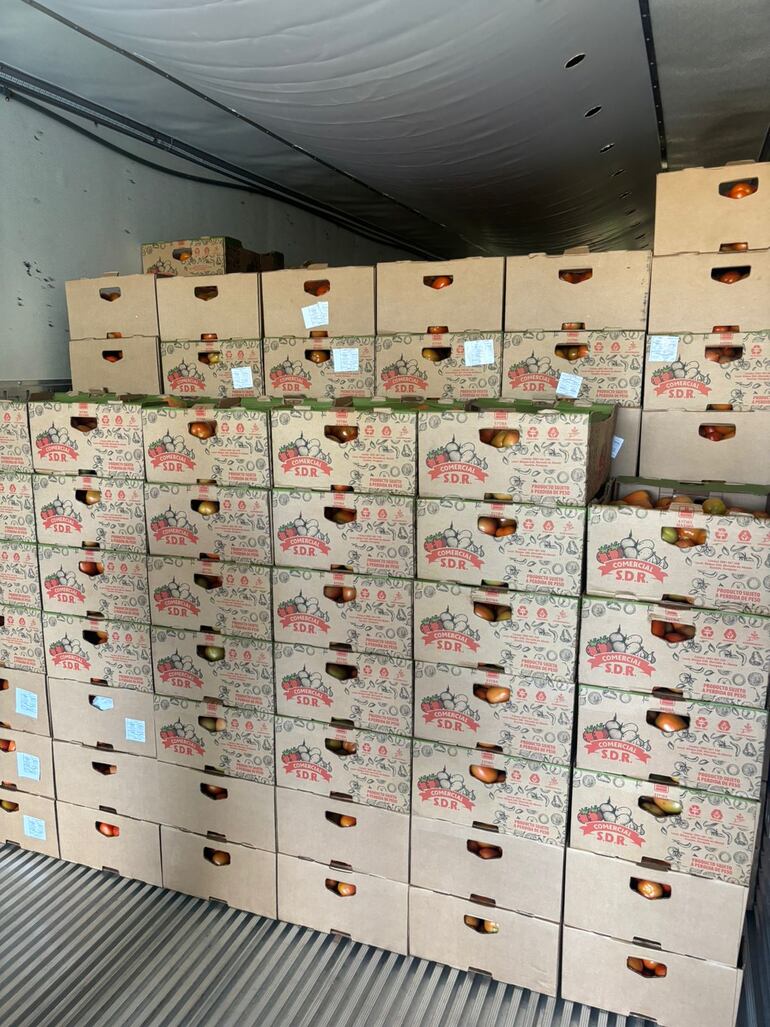 A pocos meses de finalizar el 2025, el lunes el país retomó sus envíos de tomate al vecino país. La
mercadería fue remitido desde las zonas de R.I.3 Corrales y de Coronel Oviedo, con destino a la
provincia de Mendoza, República Argentina.