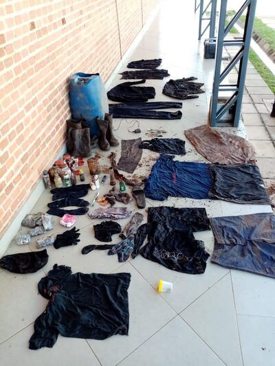 Elementos encontrados en un contenedor enterrado, cerca de la casa de Edelio Morínigo.