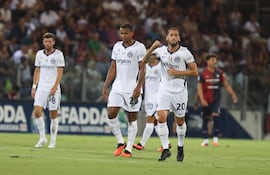 Hakan Calhanoglu (d), del Inter, celebra tras marcar el gol del 0-1 durante el partido de fútbol de la Serie A italiana entre el Cagliari Calcio y el FC Inter en Cagliari, Italia.
