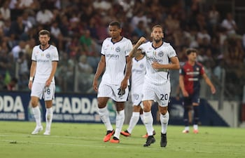 Hakan Calhanoglu (d), del Inter, celebra tras marcar el gol del 0-1 durante el partido de fútbol de la Serie A italiana entre el Cagliari Calcio y el FC Inter en Cagliari, Italia.