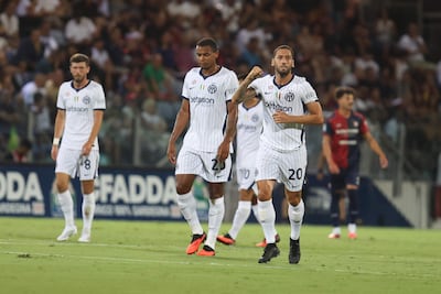 Hakan Calhanoglu (d), del Inter, celebra tras marcar el gol del 0-1 durante el partido de fútbol de la Serie A italiana entre el Cagliari Calcio y el FC Inter en Cagliari, Italia.