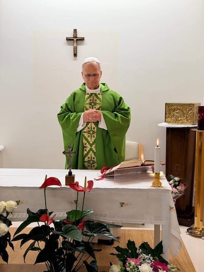 El Vaticano ha publicado este viernes la primera imagen del papa León XIV tras su operación de pulmón, oficiando misa junto a su secretario personal, el peruano Edgar Rimaycuna, en el hospital romano donde continúa ingresado. Las dos fotografías, que muestran al papa con un aparente buen aspecto, fueron tomadas este mediodía de viernes en la sala habilitada en la décima planta del hospital Gemelli de Roma para acoger al pontífice durante su convalecencia, ya que el apartamento privado que posee el Vaticano está en obras.