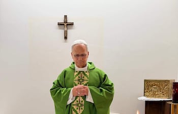 El Vaticano ha publicado este viernes la primera imagen del papa León XIV tras su operación de pulmón, oficiando misa junto a su secretario personal, el peruano Edgar Rimaycuna, en el hospital romano donde continúa ingresado. Las dos fotografías, que muestran al papa con un aparente buen aspecto, fueron tomadas este mediodía de viernes en la sala habilitada en la décima planta del hospital Gemelli de Roma para acoger al pontífice durante su convalecencia, ya que el apartamento privado que posee el Vaticano está en obras.