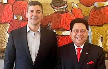 El presidente de la República Santiago Peña y el titular de la ANNP Julio Vera Cáceres.