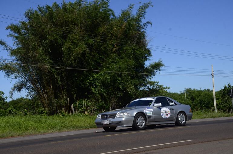 Lua Weiler y Jorge Pozzoli, a bordo del Mercedes Benz SL 320 de 1992, marcaron diferencias en la  competitiva clase E.