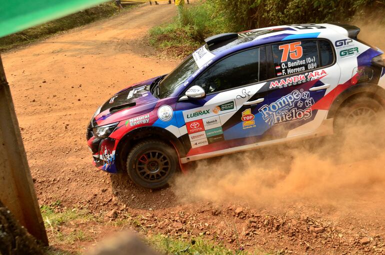 Omar Benítez comanda la general de la tracción sencilla con el Peugeot 208 Rally4, por delante de Thiago Llano y Aldo Stahl, ambos con Toyota Etios.