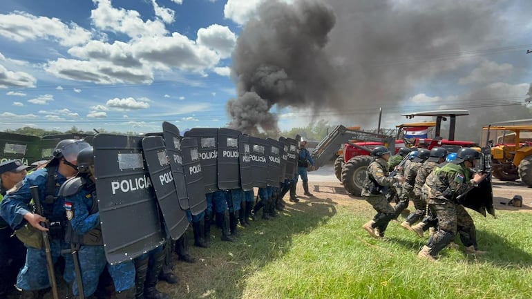 Efectivos policiales avanzan hacia el punto de movilización de cañicultores. 